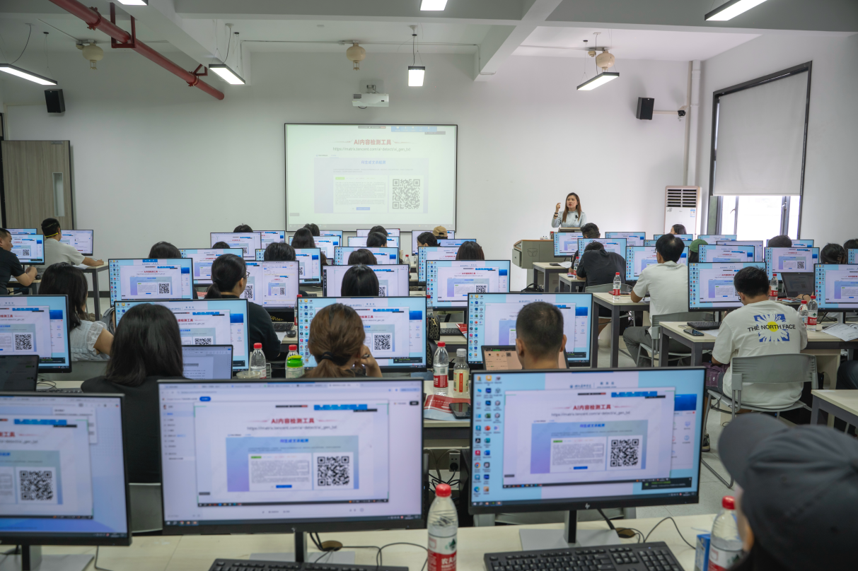 我校成功举办2025年教师数字化能力素养提升系列专题培训第一讲:数智技术赋能科研能力-湖北美术学院人事处